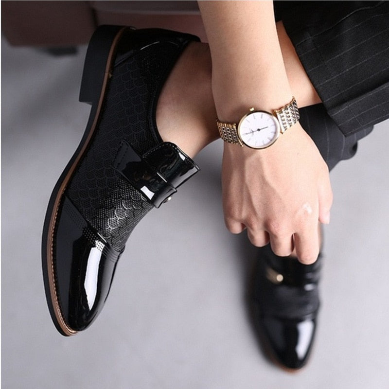 Men&#39;s shoes Leather Embossing Classic Fashion Luxury men shoes Wear-resistant Non slip Mans footwear Anti-slip Black shoes